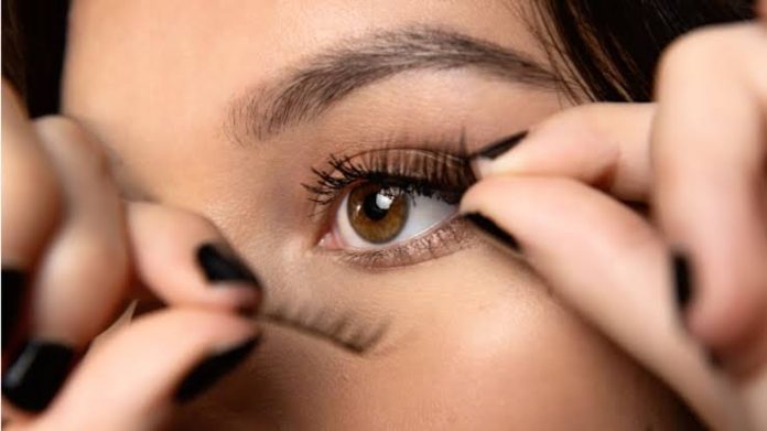How to apply magnetic eyelashes-illusionst.com