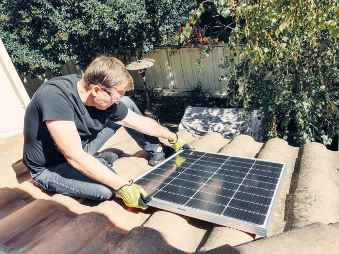how to clean solar panels-illusionst.com